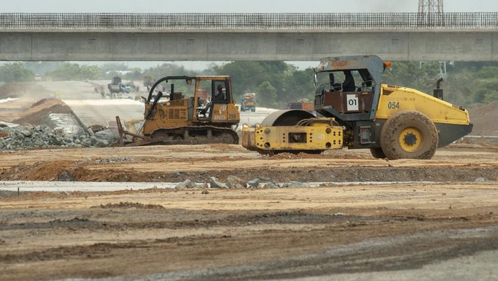 Pekerja menggunakan alat berat saat meratakan tanah pembangunan Jalan Tol Solo-Yogyakarta di Klaten, Jawa Tengah, Kamis (7/12/2023). PT Jasamarga Jogja Solo (JMJ) menargetkan rencana pengoperasian tol Solo-Yogyakarta secara fungsional pada libur Natal dan Tahun Baru 2024 dari STA 0 di Kartasura, Sukoharjo sampai STA 13 di Karanganom, Klaten. ANTARA FOTO/Aloysius Jarot Nugroho/nym.