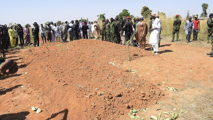 Tragis, Drone Militer Nyasar Tewaskan 85 Orang di Nigeria Nigeria Chief of Army Staff Lieutenant General Taoreed Lagbaja, center, with other Community leaders pray at the grave side were victims of an army drones attack were buried in Tudun Biri village Nigeria, Tuesday, Dec. 5, 2023. At least 80 people have been confirmed dead after an army drone attack