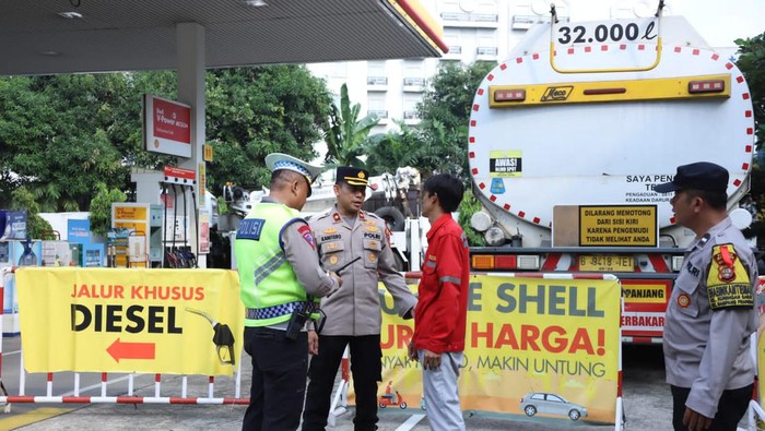 Truk pengangkut BBM yang mogok dan melintang di Jalan Tendean sudah dievakuasi ke pom bensin.