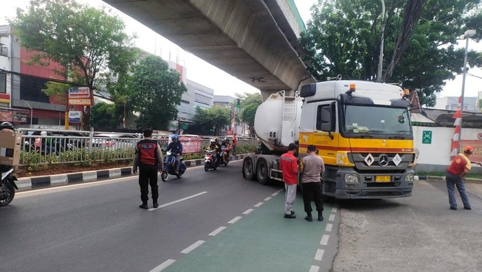 Truk tangki BBM mogok dan melintang di Jalan Tendean, Jakarta Selatan sehingga mengakibatkan kemacetan.