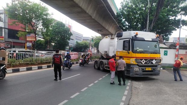 Truk tangki BBM mogok dan melintang di Jalan Tendean, Jakarta Selatan sehingga mengakibatkan kemacetan.