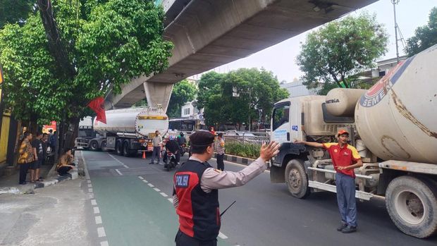 Truk tangki BBM mogok dan melintang di Jalan Tendean, Jakarta Selatan sehingga mengakibatkan kemacetan.