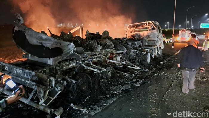 Truk tangki muat metanol terbakar di Tol Jombang-Mojokerto.