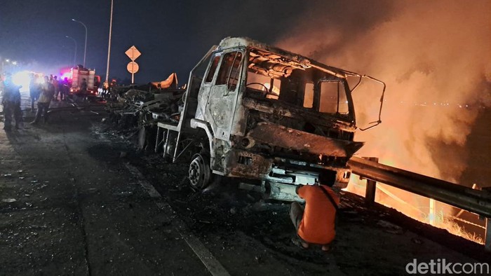 Truk tangki muat metanol terbakar di Tol Jombang-Mojokerto.