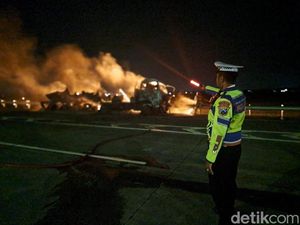 Truk Metanol Terbakar di Tol Jombang, Api Membubung Tinggi