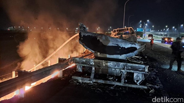 Truk tangki yang terbakar hebat di Tol Jombang-Mojokerto.