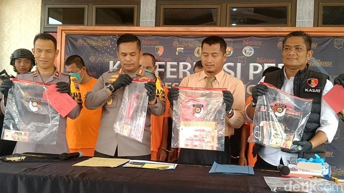 Suasana pers rilis kasus uang palsu di Mapolres Pekalongan, Kamis (7/12).