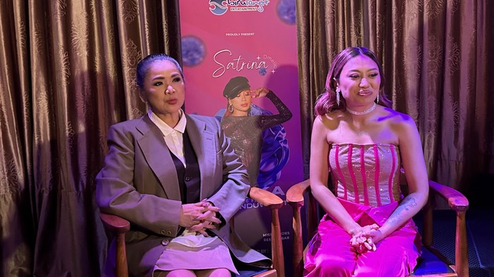 Vina Panduwinata dengan penyanyi baru Satrina Dmello