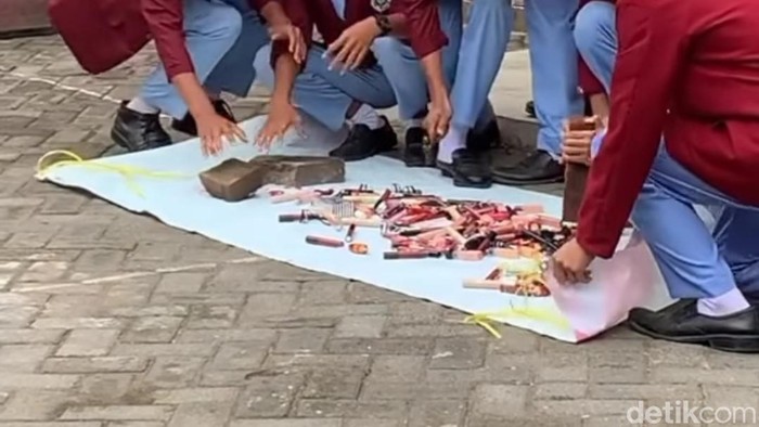 Viral siswa di Magelang ramai-ramai hancurkan lipstik. Foto diunggah Kamis (7/12/2023).