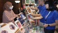 Head of Marketing Bank Jasa Jakarta Willy Apriando berbincang dengan salah seorang peserta SEMASAQU: Solopreneur Market, pasar kreatif di The Brickhall, Fatmawati City Center, Jakarta Selatan, Jumat (8/12/2023).
