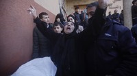 Sejak jeda pertempuran berakhir pada Jumat (1/12), Israel telah melanjutkan aksi pengeboman skala besar di Gaza, yang oleh penduduk Khan Younis digambarkan sebagai gelombang serangan terberat sejauh ini. (AP Photo/Mohammed Dahman)