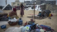 Badan PBB untuk Pengungsi Palestina (UNRWA) memperingatkan bahwa situasi di Gaza semakin buruk setiap menitnya. UNRWA mengatakan orang-orang yang melarikan diri dari serangan Israel tidak punya tempat aman untuk berlindung karena semua tempat penampungan sudah melebihi kapasitas. (AP Photo/Fatima Shbair)