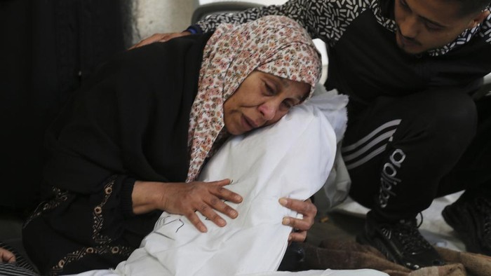 Palestinians mourn relatives killed in the Israeli bombardment on Rafah, Gaza Strip, Thursday, Dec. 7, 2023. AP Photo/Hatem Ali)