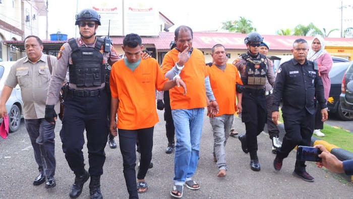 3 pria yang ditangkap saat hendak membawa kabur 6 pengungsi Rohingya di Lhokseumawe. (Dok Polres Lhokseumawe)