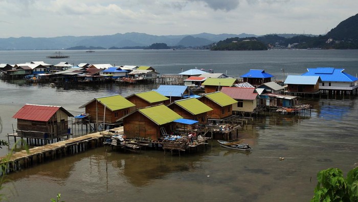 Pemukiman kumuh di Kampung Kayo Batu, Kota Jayapura, Papua, Jumat (8/12/2023). Pemerintah Provinsi Papua telah menangani kawasan kumuh sebanyak 92,97 persen dari 100,7 persen luasan kumuh yang tercatat di Kota Jayapura. ANTARA FOTO/Gusti Tanati/Spt.