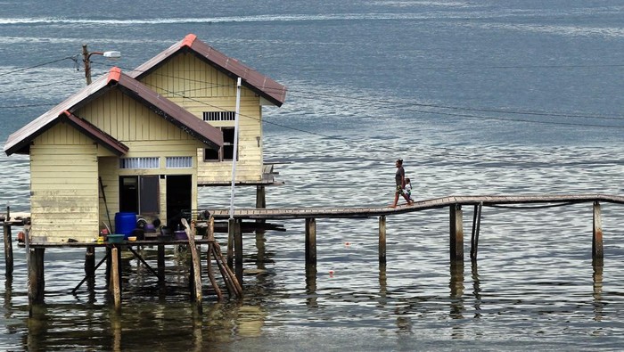 Pemukiman kumuh di Kampung Kayo Batu, Kota Jayapura, Papua, Jumat (8/12/2023). Pemerintah Provinsi Papua telah menangani kawasan kumuh sebanyak 92,97 persen dari 100,7 persen luasan kumuh yang tercatat di Kota Jayapura. ANTARA FOTO/Gusti Tanati/Spt.