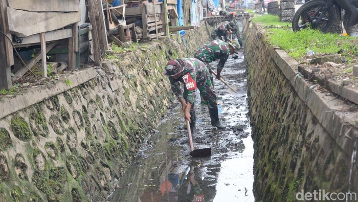 Aksi bersih-bersih TNI di Bone, Sulsel.