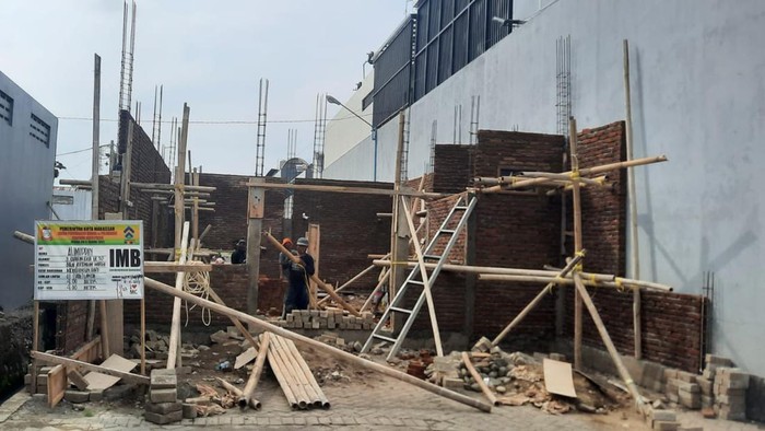 Aula yang dibangun di atas jalan di Jalan Rappocini Raya, Makassar.