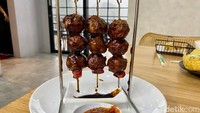 Menu lain yang sayang dilewatkan di sini adalah Bakso Bakar Bara (Rp 30 ribu). Baksonya empuk dengan rasa manis gurih dan sedikit pedas khas lada.