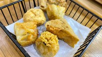 Kalau ini aneka gorengan di Bakso Bara. Kamu bisa mencicipi ekado ayam goreng (Rp 5 ribu), siomay ayam goreng (Rp 5 ribu), tahu ayam walik goreng (Rp 4 ribu), tahu ikan goreng (Rp 4.500), dan bakso udang goreng (Rp 4 ribu).
