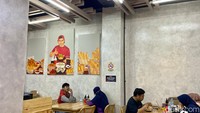 Bakso Bara menghadirkan tempat bersantap yang nyaman. Terdiri dari dua lantai, di lantai 1 ada ilustrasi Tanboy Kun yang mencuri perhatian.