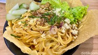Mampir ke Bakso Bara, kamu bisa pesan Cwimie Pedas Chili Oil (Rp 17 ribu). Rasa pedasnya cukup kuat.