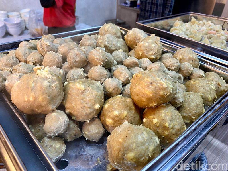 Bakso Bara: Sensasi Nikmat Makan Bakso Malang Tanboy Kun Pakai Gorengan