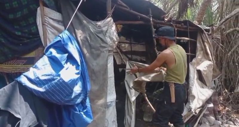 Balai TNUK robohkan gubuk liar di kawasan Sangiang Sirah. (Dok istimewa).