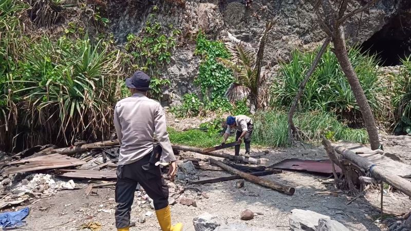 Balai TNUK robohkan gubuk liar di kawasan Sangiang Sirah. (Dok istimewa).