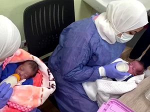 Momen Pertemuan Ibu di Gaza yang Terpisah dengan Bayi Kembarnya