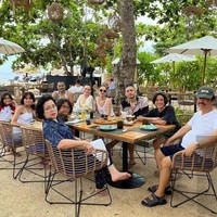 Tak hanya berdua, rupanya BCL dan Tiko juga mengajak serta keluarganya, termasuk keluarga Sinclair, keluarga suami pertama BCL. Terlihat keluarga kedua belah pihak itu duduk dan makan semeja bersama. Foto: Instagram/@itsmebcl