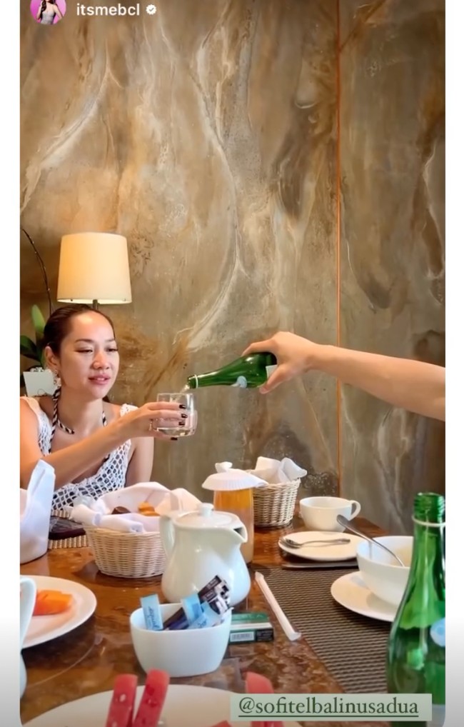 Penampilan BCL pun tak kalah mencuri atensi. Meski tampil natural tanpa pulasan makeup, pesona BCL terlihat semakin terpancar. Ditambah lagi karena dirinya tengah berbahagia. Foto: Instagram/@itsmebcl