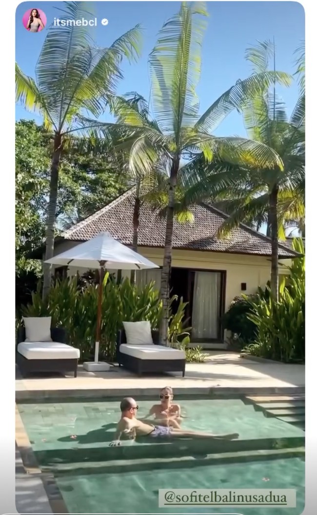 Meski mengajak serta keluarga, namun keduanya terlihat banyak menghabiskan waktu berdua. Seperti ketika BCL dan Tiko tengah bersantai dan berenang bersama seperti dalam foto. Foto: Instagram/@itsmebcl