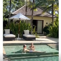 Meski mengajak serta keluarga, namun keduanya terlihat banyak menghabiskan waktu berdua. Seperti ketika BCL dan Tiko tengah bersantai dan berenang bersama seperti dalam foto. Foto: Instagram/@itsmebcl