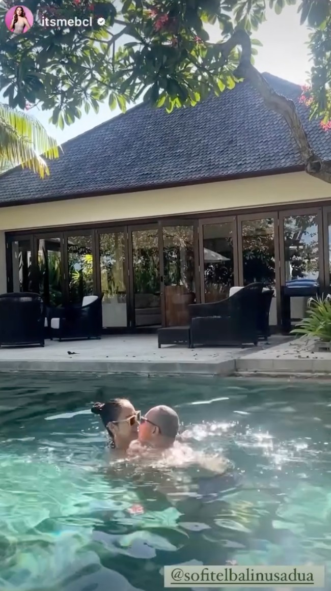 Pasangan baru tersebut juga tampak memamerkan kemesraan mereka ketika tengah berenang bersama. Seperti dalam foto, keduanya terlihat berpeluukan di dalam kolam renang. Foto: Instagram/@itsmebcl