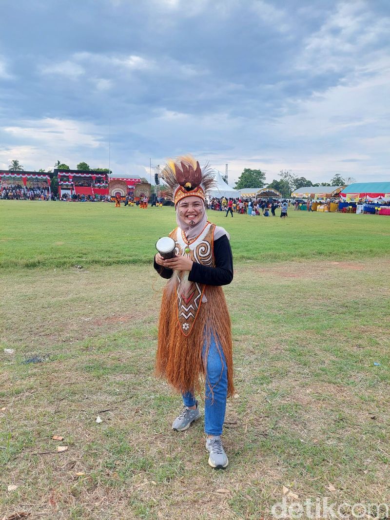 Berfoto dengan baju khas Papua