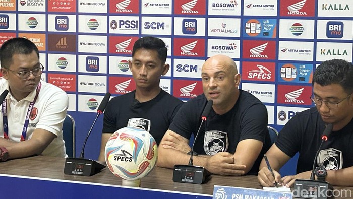 Pelatih PSM Makassar Bernardo Tavares pada sesi prematch PSM kontra Bhayangkara.