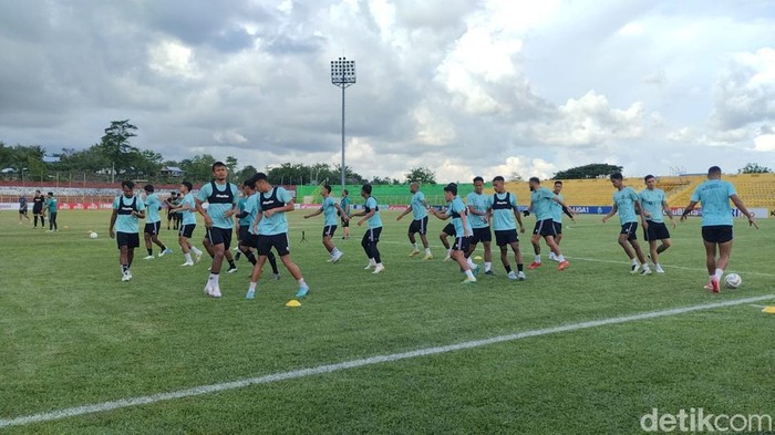 Pemain Bhayangkara FC saat melakukan latihan di Stadion Bj Habibie jelang laga kontra PSM Makassar.