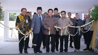 Komisaris Utama BSI Muliaman D Hadad, Ketua Baznas RI KH. Noor Ahmad, Direktur Utama BSI Hery Gunardi, Ketua Umum Pengurus BSI Maslahat M. Misbahul Munir, dan Direktur Eksekutif BSI Maslahat Sukoriyanto Saputro saat menekan tombol bersama pada peresmian kantor baru BSI Maslahat di Menteng, Jakarta Pusat, Kamis (7/12).