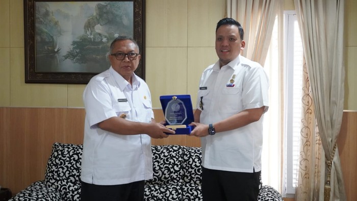 Bupati Sukabumi Marwan Hamami menerima kunjungan kerja dari Kepala Kantor Imigrasi Kelas II Non TPI Sukabumi Daud Satrya Bhirawa ke Pendopo, pada 6/12/2023. Kunjungan tersebut dalam rangka silaturahmi