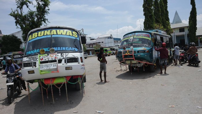 Bus moncong ini menjadi moda transportasi umum yang tergolong unik dan menjadi andalan bagi warga untuk berpergian keluar Kota Waingapu.