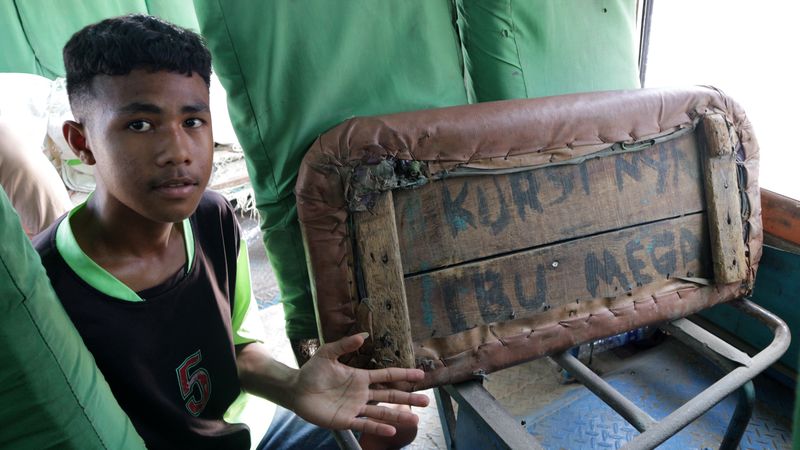 Bus moncong ini menjadi moda transportasi umum yang tergolong unik dan menjadi andalan bagi warga untuk berpergian keluar Kota Waingapu.