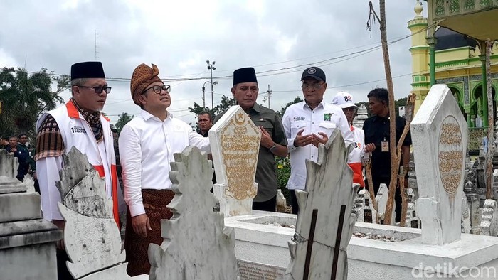 Cak Imin berziarah di makam Tengku Amir Hamzah di Tanjung Pura, Langkat (Nizar Aldi/detikSumut)