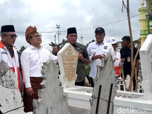 Datangi Makam Amir Hamzah di Langkat, Cak Imin Ziarah dan Bacakan Puisi