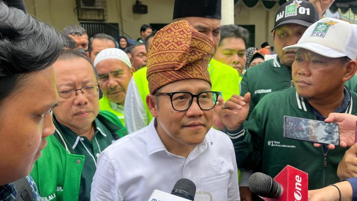 Muhaimin Iskandar atau Cak Imin usai bertemu ulama dan tokoh masyarakat di Tanjung Pura, Langkat, Sumatera Utara, Jumat (8/12/2023).
