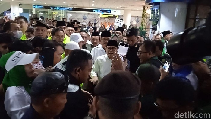 Cak Imin tiba di Bandara Kualanamu, Deli Serdang untuk melaksanakan kampanye di Sumut. (Nizar Aldi/detikSumut)