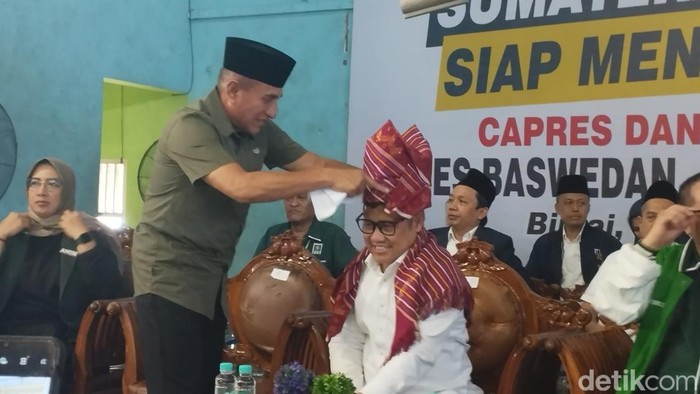 Cawapres nomor urut 1 Muhaimin Iskandar (Cak Imin) bertemu warga di GOR Binjai, Sumut. Dia bicara soal tenaga kerja asing (TKA) hingga SDA Indonesia. (Belia/detikcom)