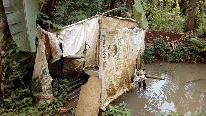Kondisi toilet warga Cimenyan hanya berupa gubuk, tanpa dinding dan hanya ditutupi karung atau plastik.