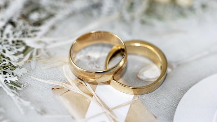 Cincin pernikahan.