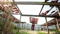 Dari usaha dendeng rusa itu, Martinah memperoleh penghasilan yang cukup stabil yaitu Rp 5 juta per bulan.